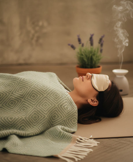 Zachte deken voor rustmomenten tijdens savasana op yogamat