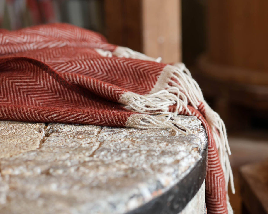 warme wollen plaid over stoel gedrapeerd voor een sfeervol interieur
