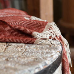 warme wollen plaid over stoel gedrapeerd voor een sfeervol interieur