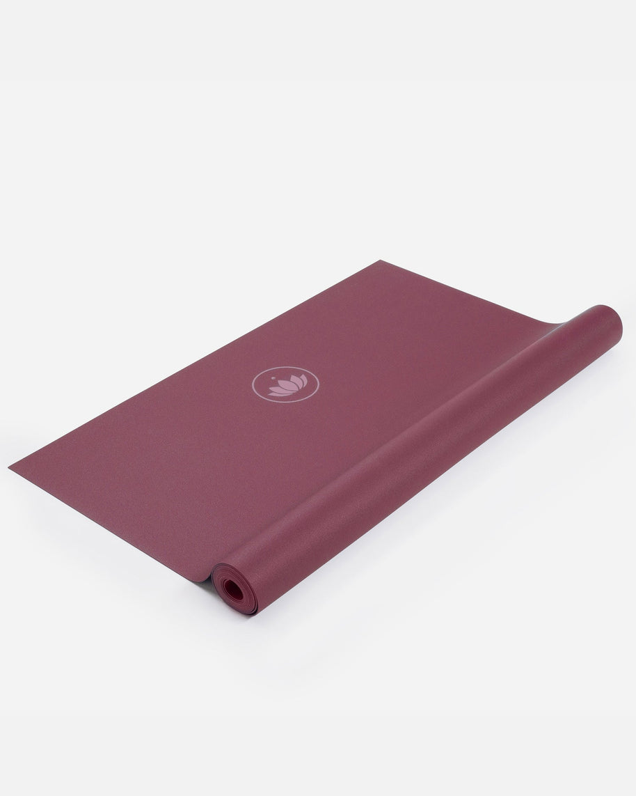 Roze Arise Travel Yogamat opgerold en uitgerold