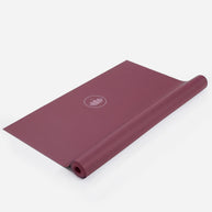 Roze Arise Travel Yogamat opgerold en uitgerold