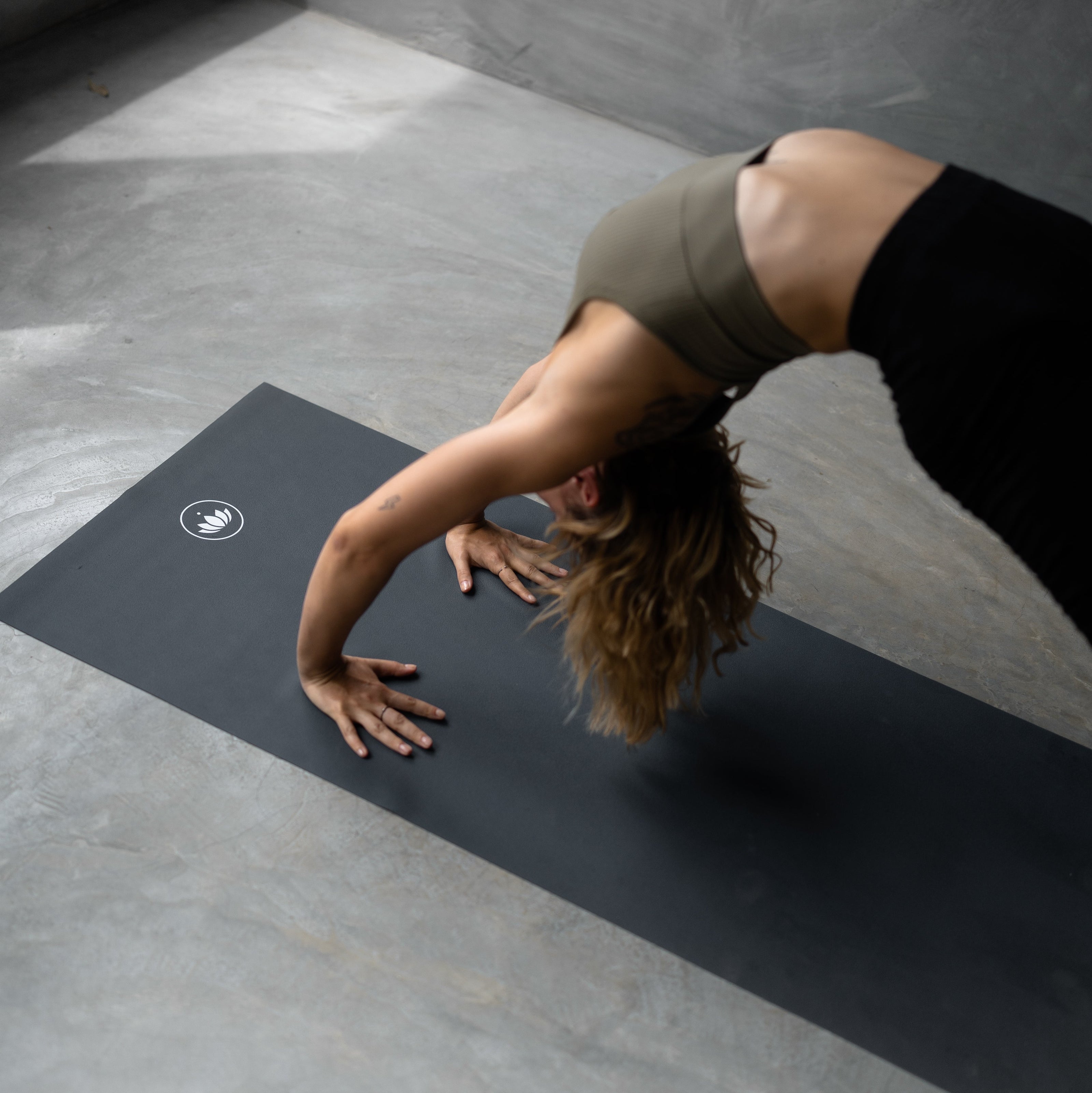 Yogi op Arise Travel Yogamat in diepe backbend