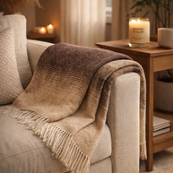 Wollen plaid over een stoel in warme setting voor rust en geborgenheid