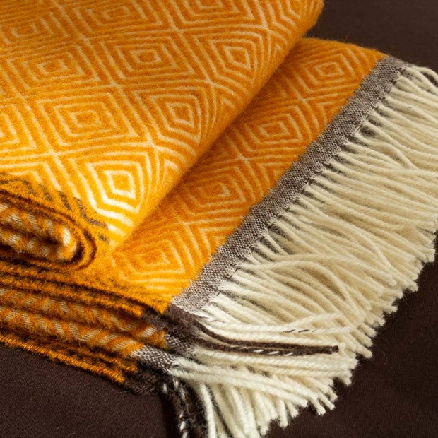 Gestapelde warmgele wollen dekens van Nieuw-Zeelandse wol