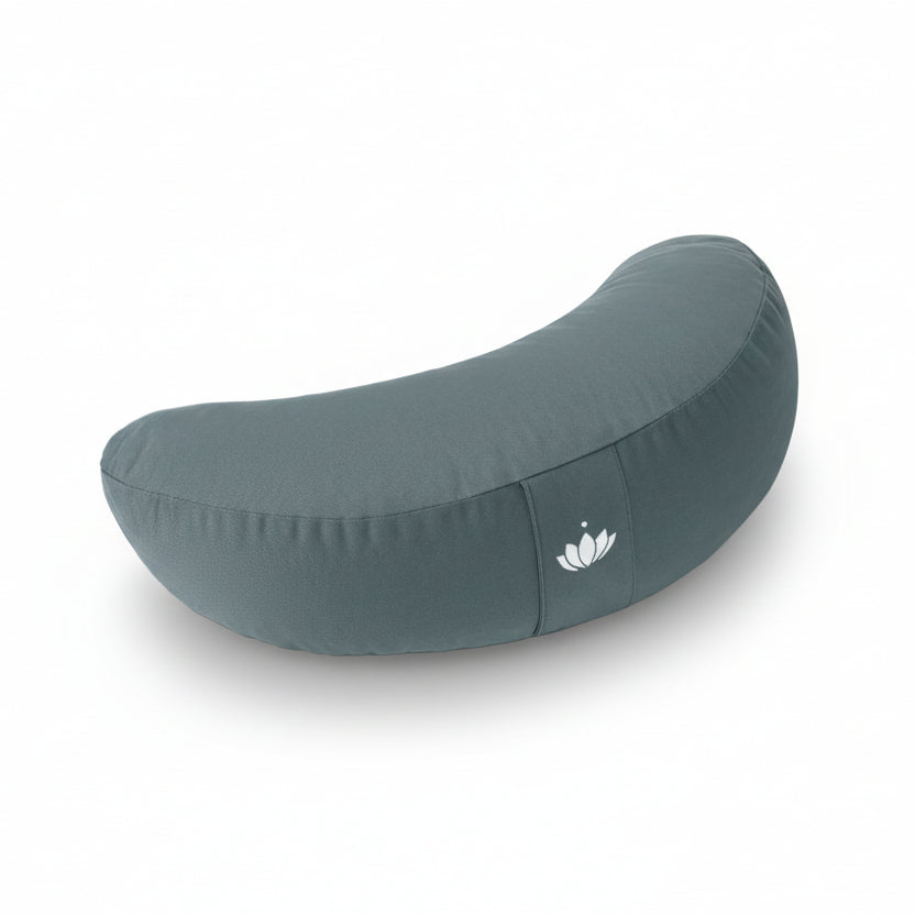 Halvemaan meditatiekussen van biologisch katoen in balsem groen met lotusborduring