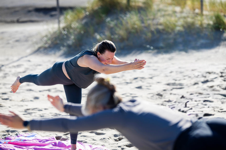 Privé yogales op het strand met persoonlijke begeleiding en aandacht voor beweging en ademhaling.