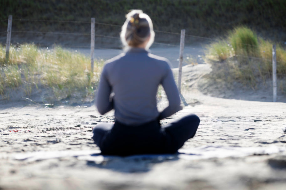 Meditatie aan zee tijdens Strand Yoga op het Zuiderstrand Scheveningen