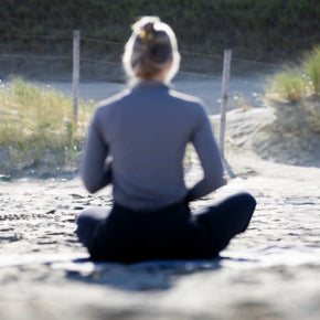 Meditatie aan zee tijdens Strand Yoga op het Zuiderstrand Scheveningen