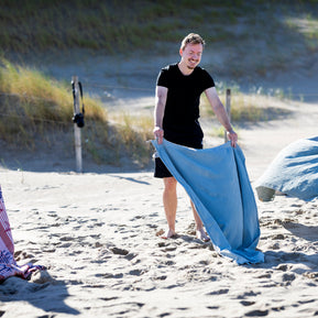 Ontspannen yoga op het strand in Scheveningen met persoonlijke begeleiding in kleine groep