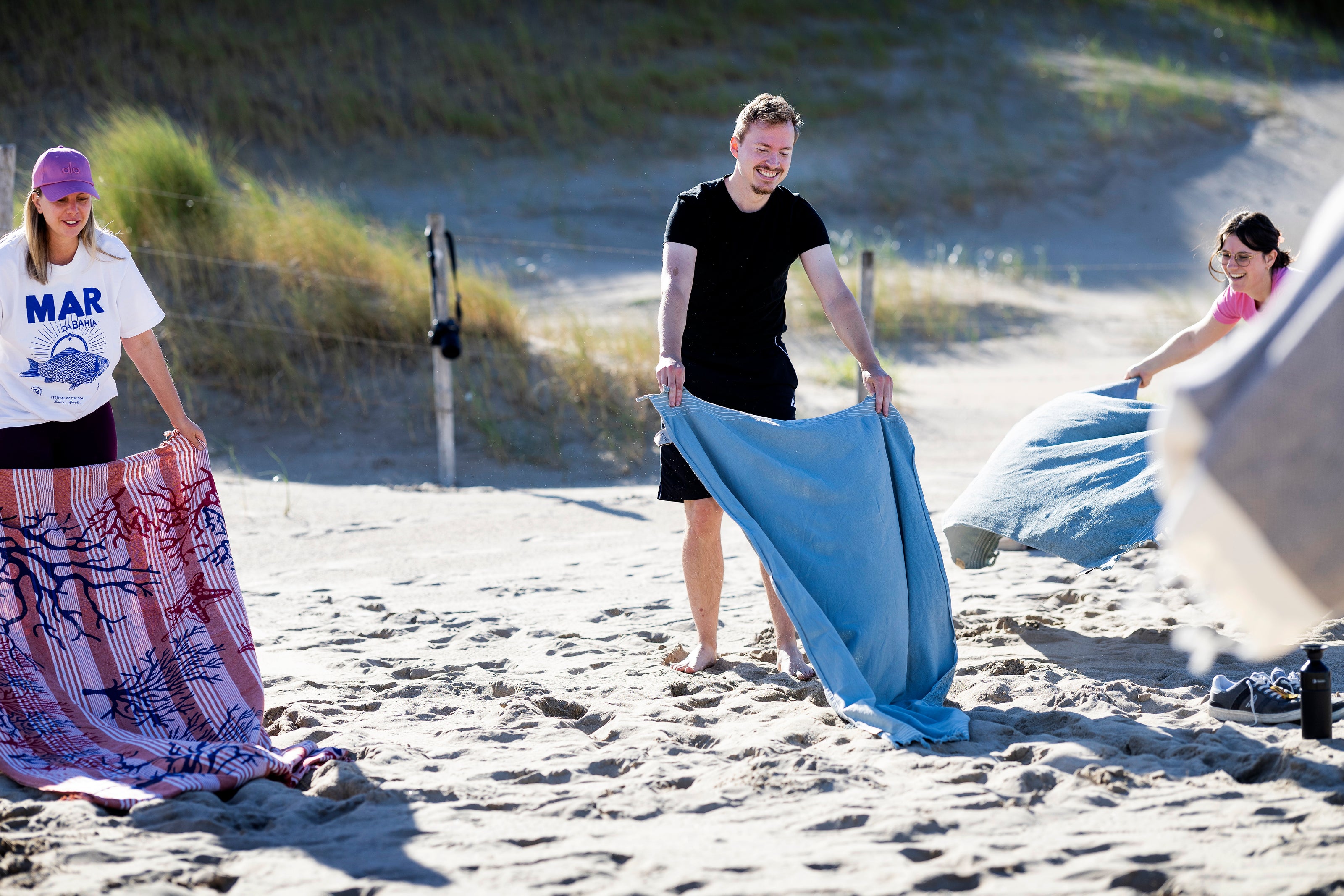 Ontspannen yoga op het strand in Scheveningen met persoonlijke begeleiding in kleine groep