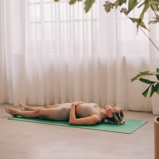 Groene yogamat detail van fijne gripstructuur bovenkant