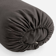 Detail van yoga bolster met hoes van biologisch katoen zwart