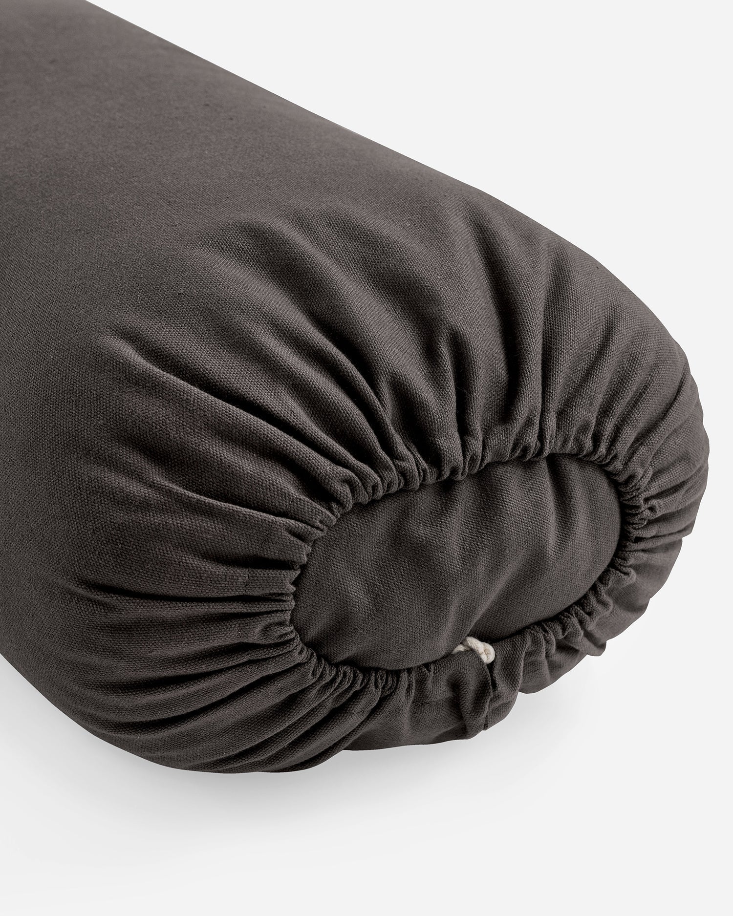 Detail van yoga bolster met hoes van biologisch katoen zwart