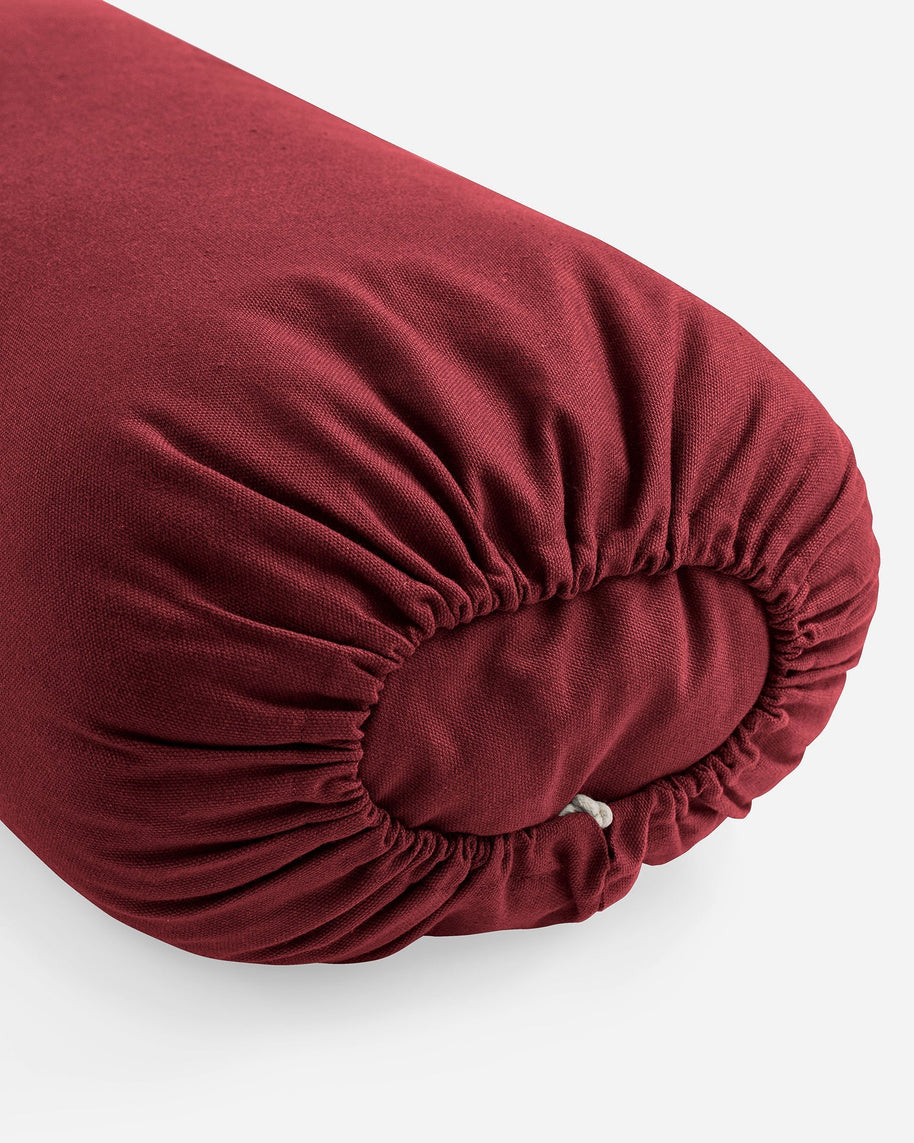 Detail van yoga bolster met hoes van biologisch katoen rood