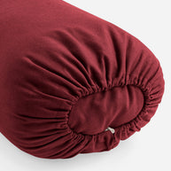 Detail van yoga bolster met hoes van biologisch katoen rood