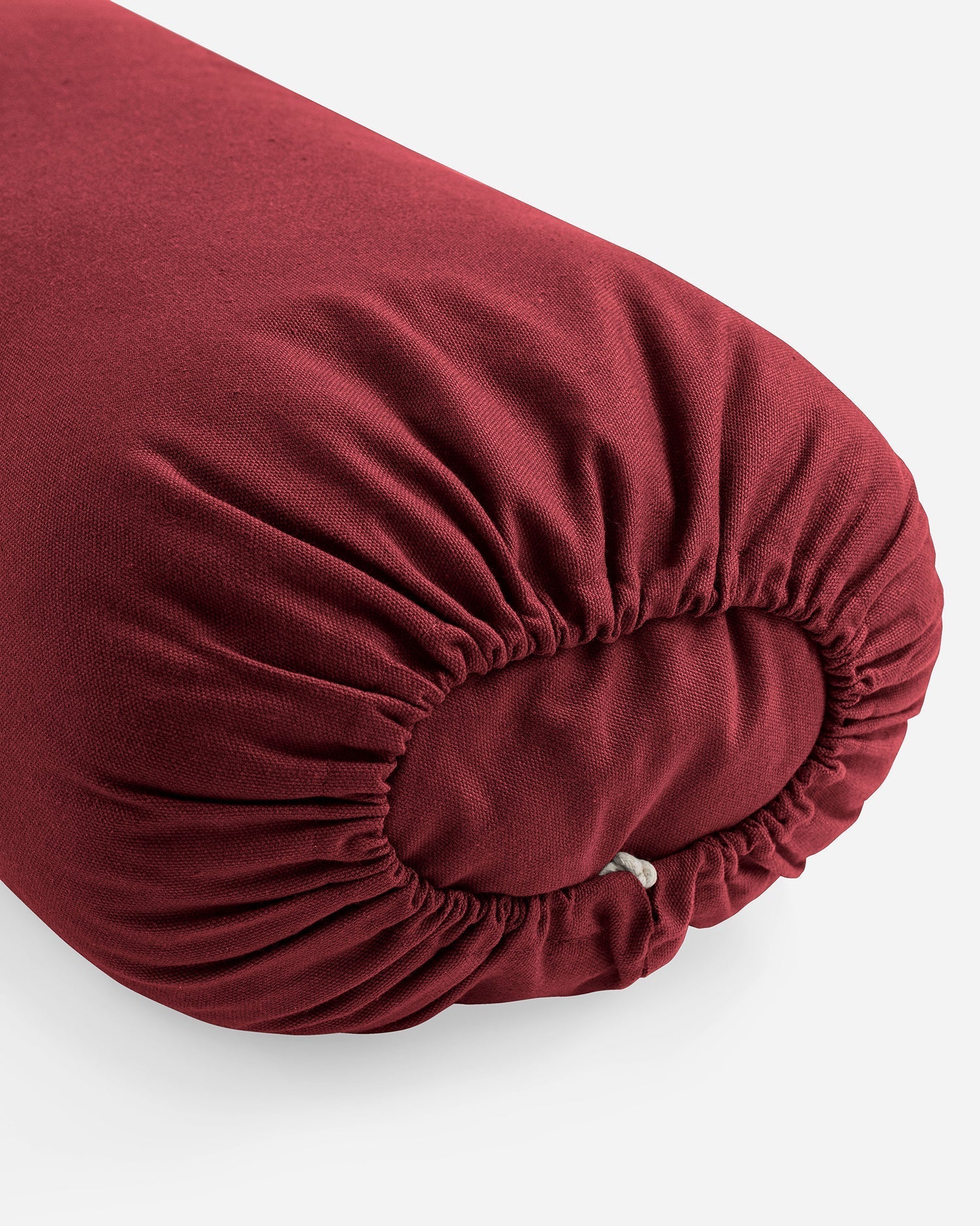 Detail van yoga bolster met hoes van biologisch katoen rood