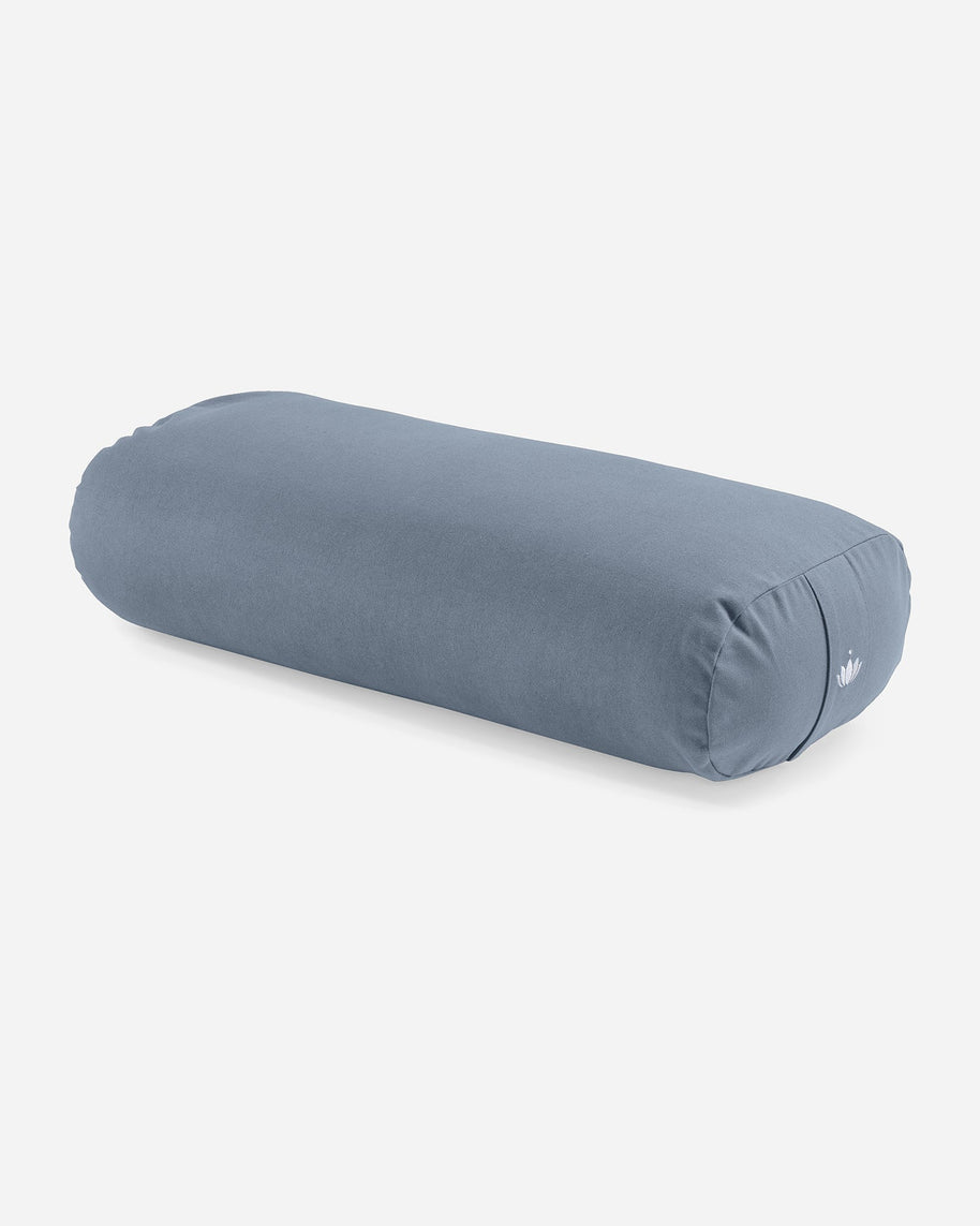 Detail van yoga bolster met hoes van biologisch katoen lichtblauw