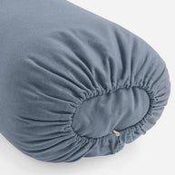 Detail van yoga bolster met hoes van biologisch katoenblauw