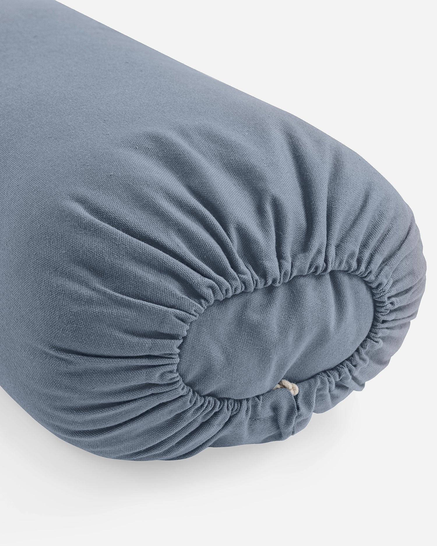 Detail van yoga bolster met hoes van biologisch katoenblauw