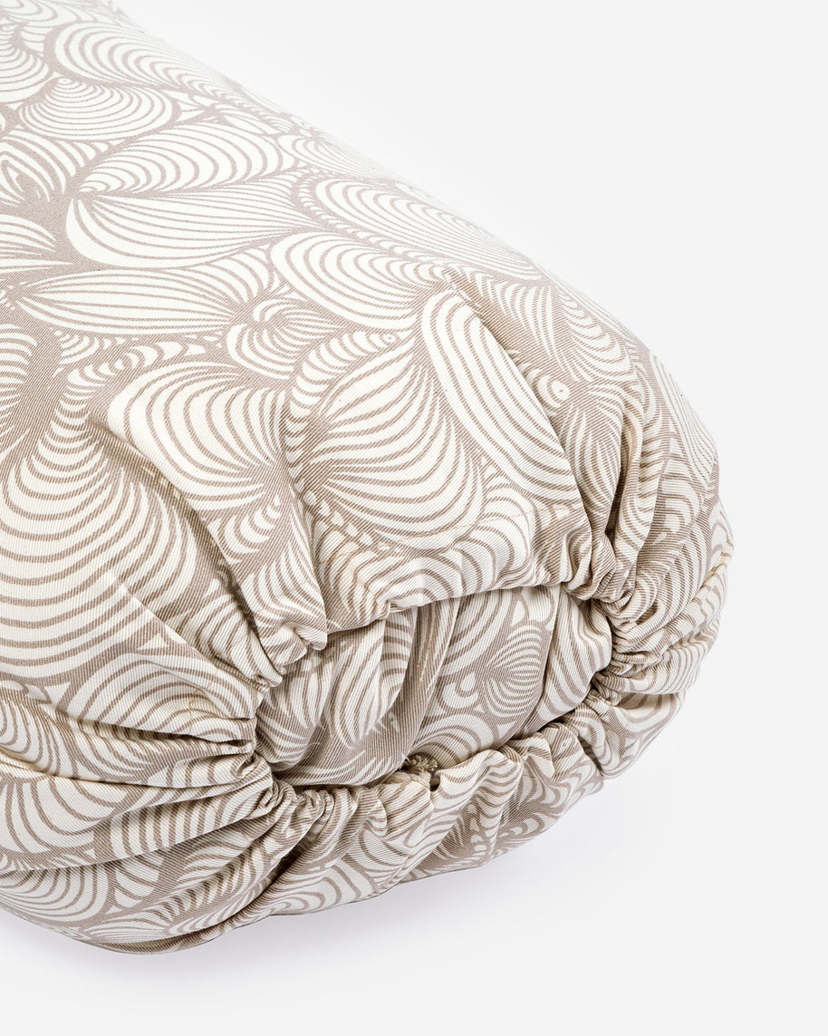 Detail van yoga bolster met hoes van biologisch katoen geometrisch