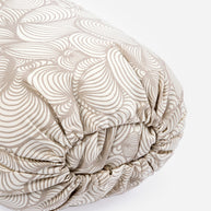 Detail van yoga bolster met hoes van biologisch katoen geometrisch