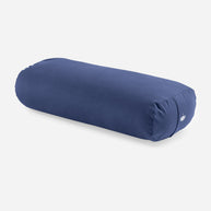 Rechthoekige yoga bolster in zachte kleur voor ontspanning in diep blauw