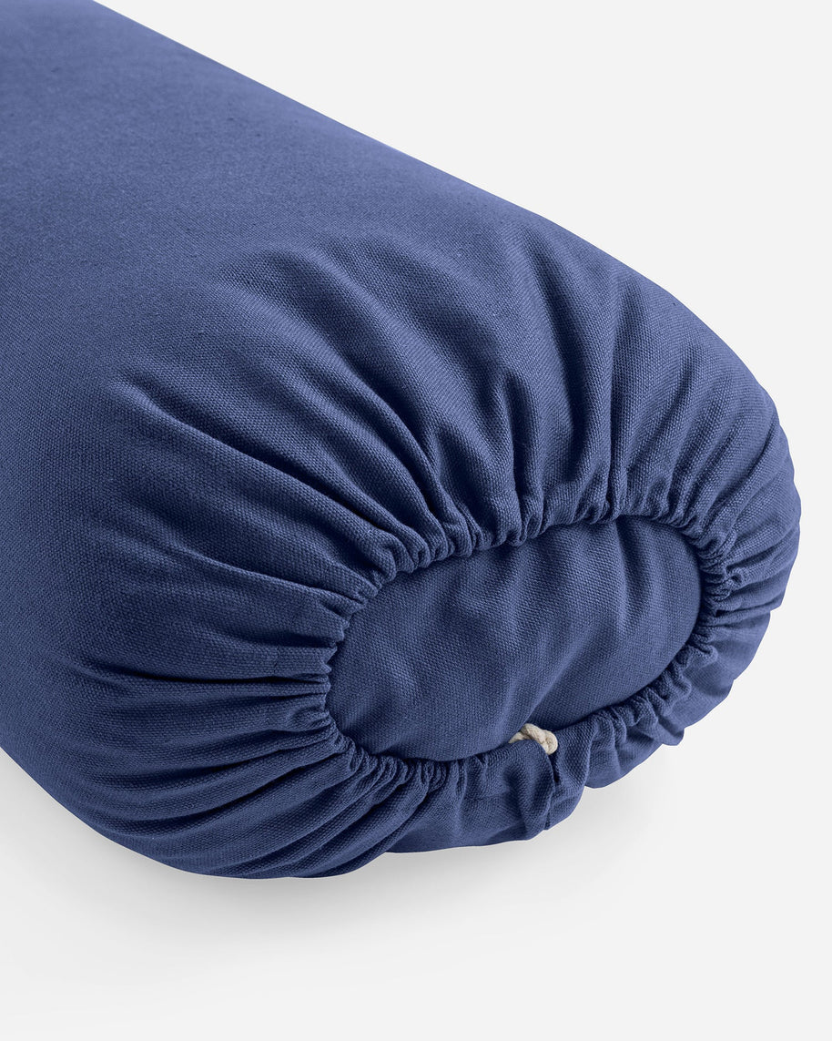 Detail van yoga bolster met hoes van biologisch katoen diep zeeblauw