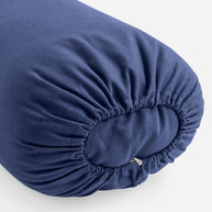 Detail van yoga bolster met hoes van biologisch katoen diep zeeblauw