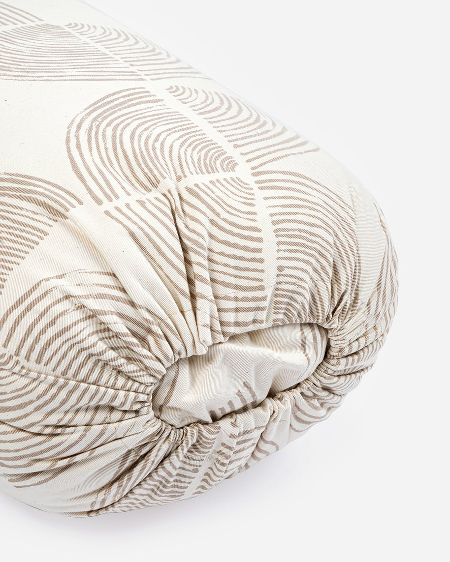 Detail van yoga bolster met hoes van biologisch katoen print