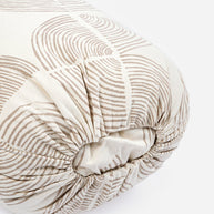 Detail van yoga bolster met hoes van biologisch katoen print