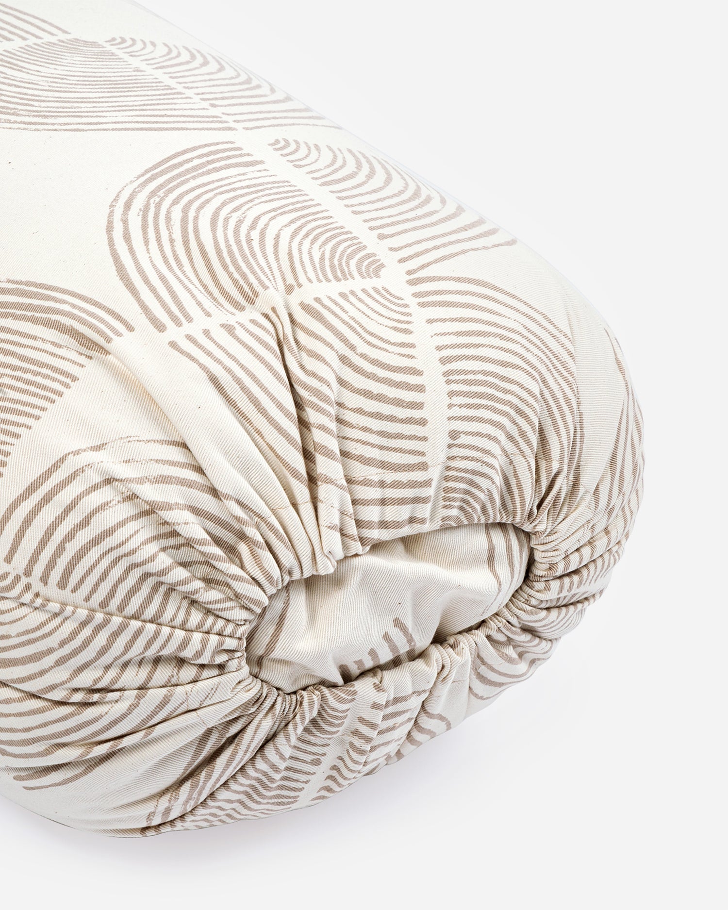 Detail van yoga bolster met hoes van biologisch katoen print