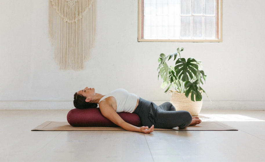 Detail van yoga bolster met hoes van biologisch katoen