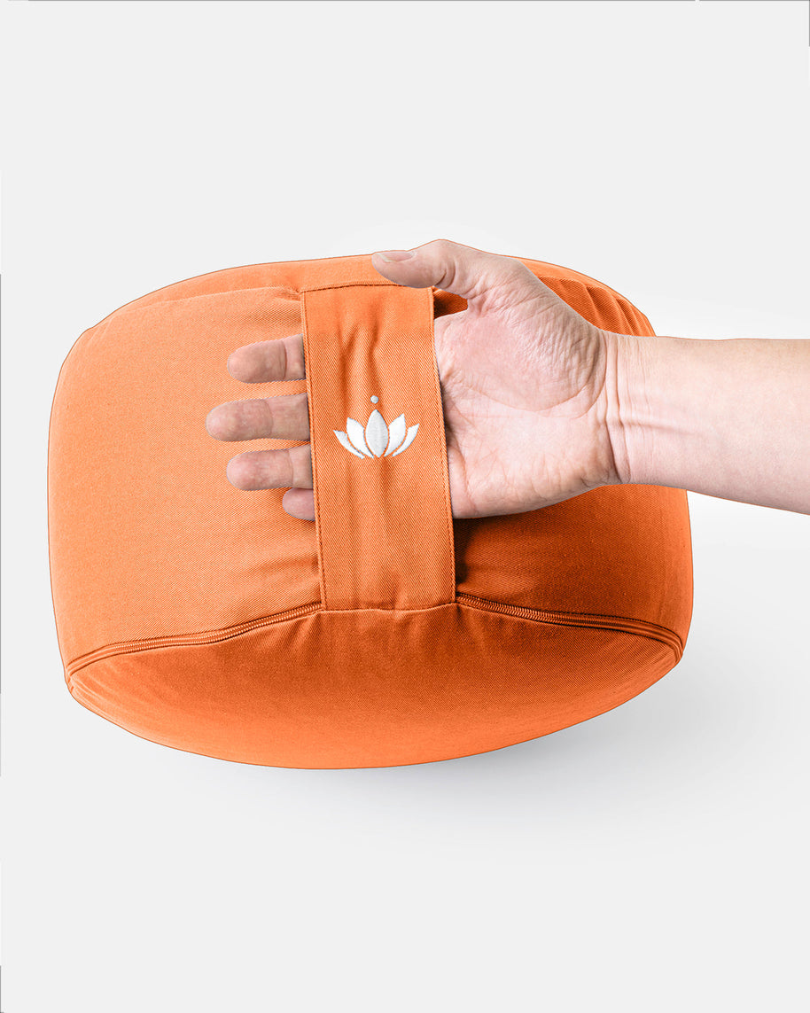 Oranje meditatiekussen van Lotuscrafts met draaglus
