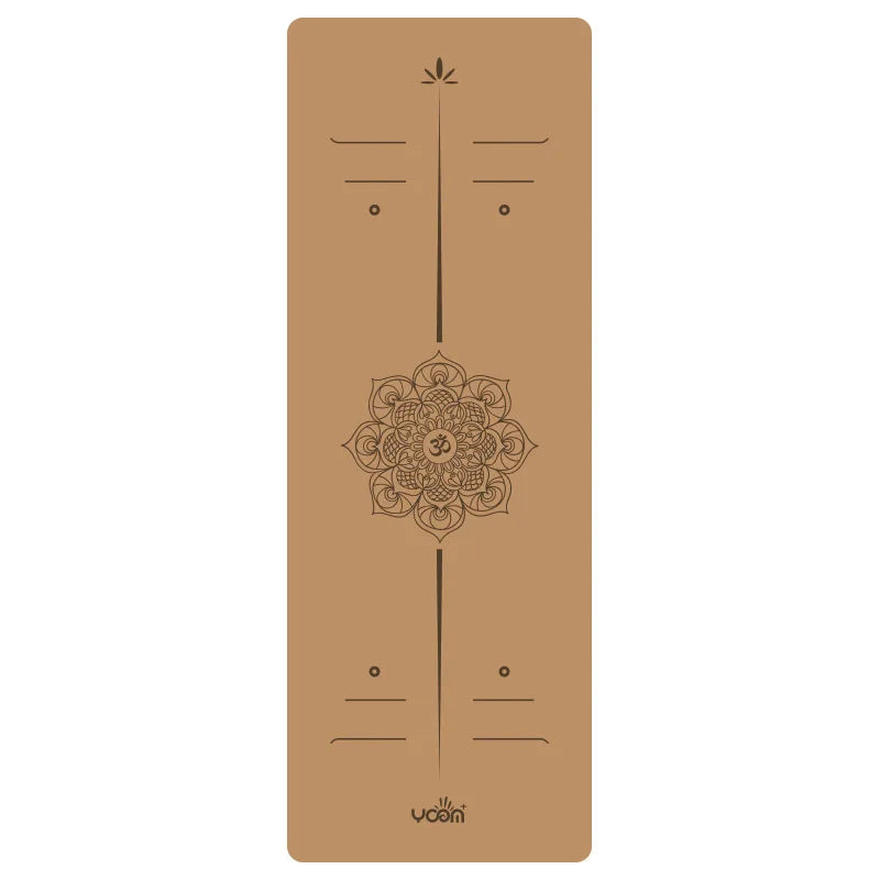 Kurken yogamat met centerlijn voor bewuste houding yoga met mandala