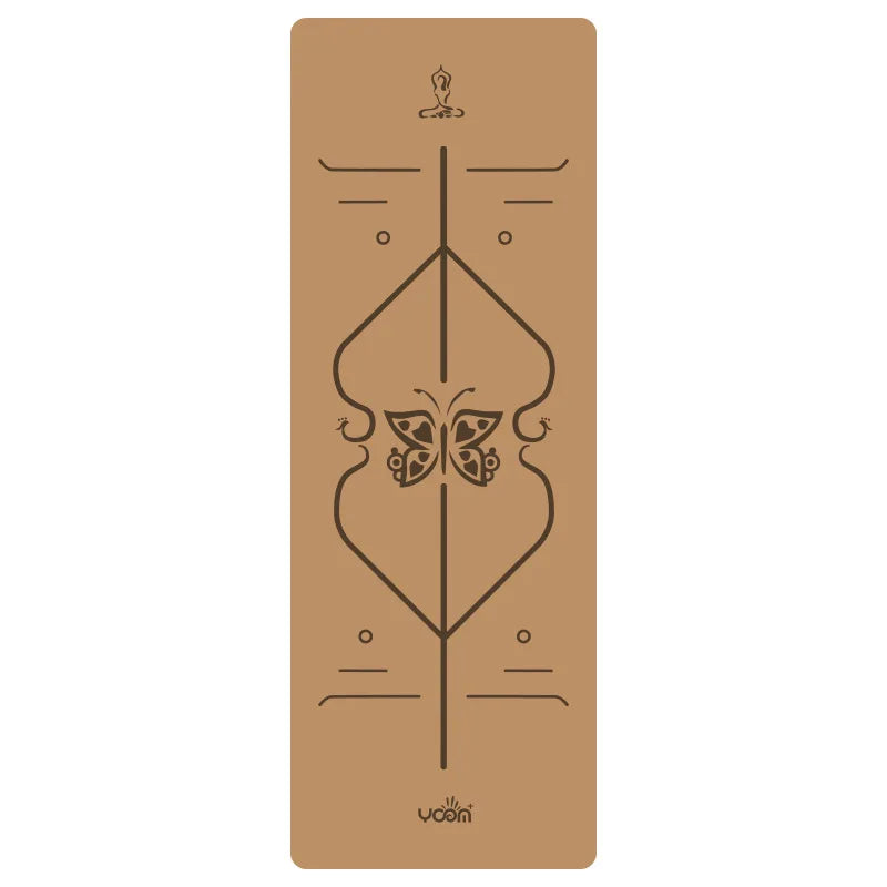 Kurken yogamat met centerlijn voor bewuste houding yoga met vlinder