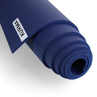 Close-up van de CORE yogamat met het Kurma logo, waarbij de fijne textuur en de dikke demping van het materiaal duidelijk zichtbaar zijn.