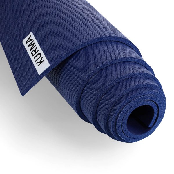 Close-up van de CORE yogamat met het Kurma logo, waarbij de fijne textuur en de dikke demping van het materiaal duidelijk zichtbaar zijn.