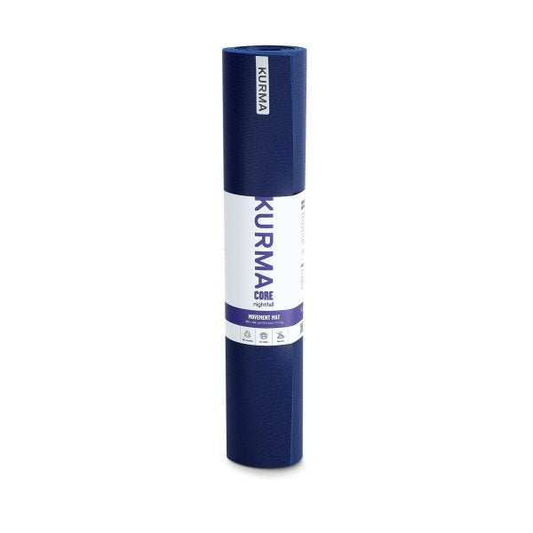 De CORE yogamat verticaal gefotografeerd in de originele duurzame verpakking, klaar voor gebruik in je dagelijkse ritueel.