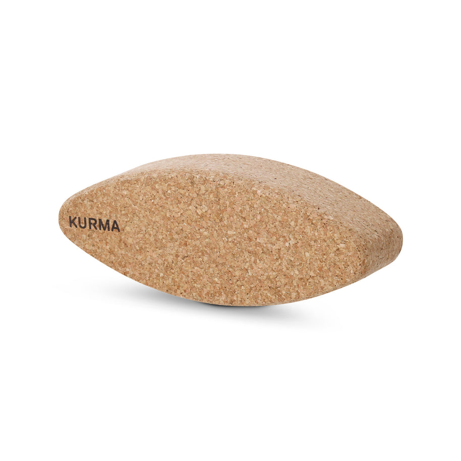 Het eivormige Zero Waste kurken yogablok met een ergonomisch gebogen design voor optimale ondersteuning van de rug en nek.