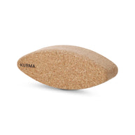 Het eivormige Zero Waste kurken yogablok met een ergonomisch gebogen design voor optimale ondersteuning van de rug en nek.