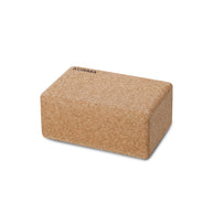 Zijaanzicht van de klassieke kurken yoga brick met afgeronde hoeken en een fijnkorrelige textuur voor een comfortabele en stevige grip. Maat Large