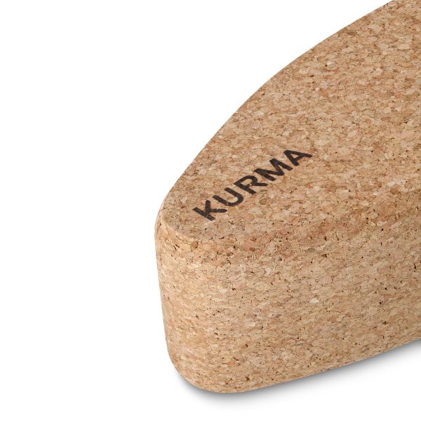 Close-up van het fijnkorrelige, gerecyclede kurkmateriaal van het eivormige blok, tonend de zachte afgeronde randen en het antislip oppervlak.