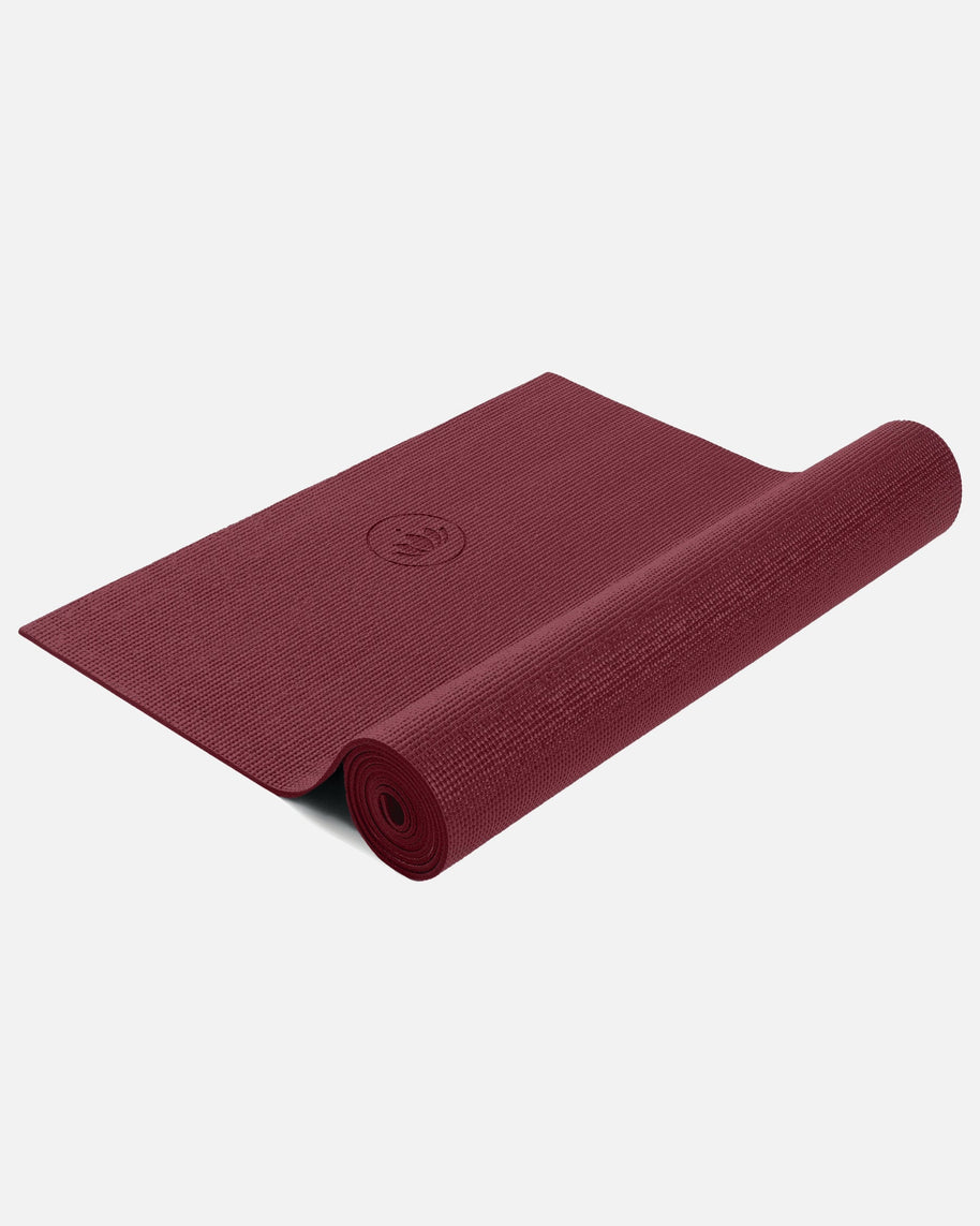 Opgerolde Yoga Mat MUDRA Studio in bordeauxrood
