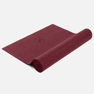 Opgerolde Yoga Mat MUDRA Studio in bordeauxrood