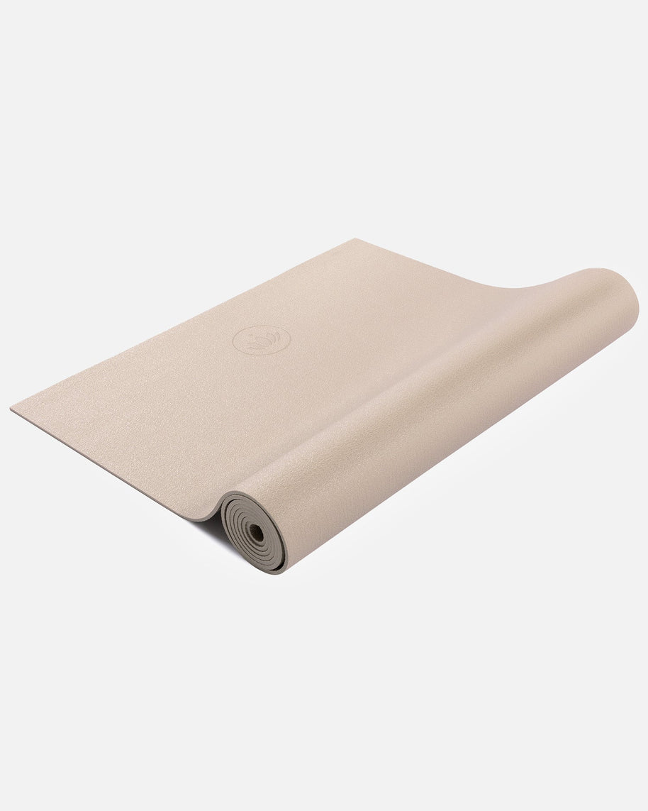 Crèmekleurige Yoga Mat MUDRA Studio opgerold en uitgerold