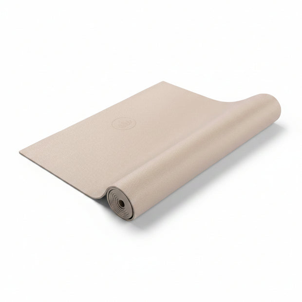 Crèmekleurige Yoga Mat MUDRA Studio opgerold en uitgerold
