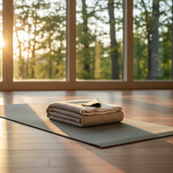 Merinowollen beddeken CASTLE WHITE netjes opgevouwen op yogamat