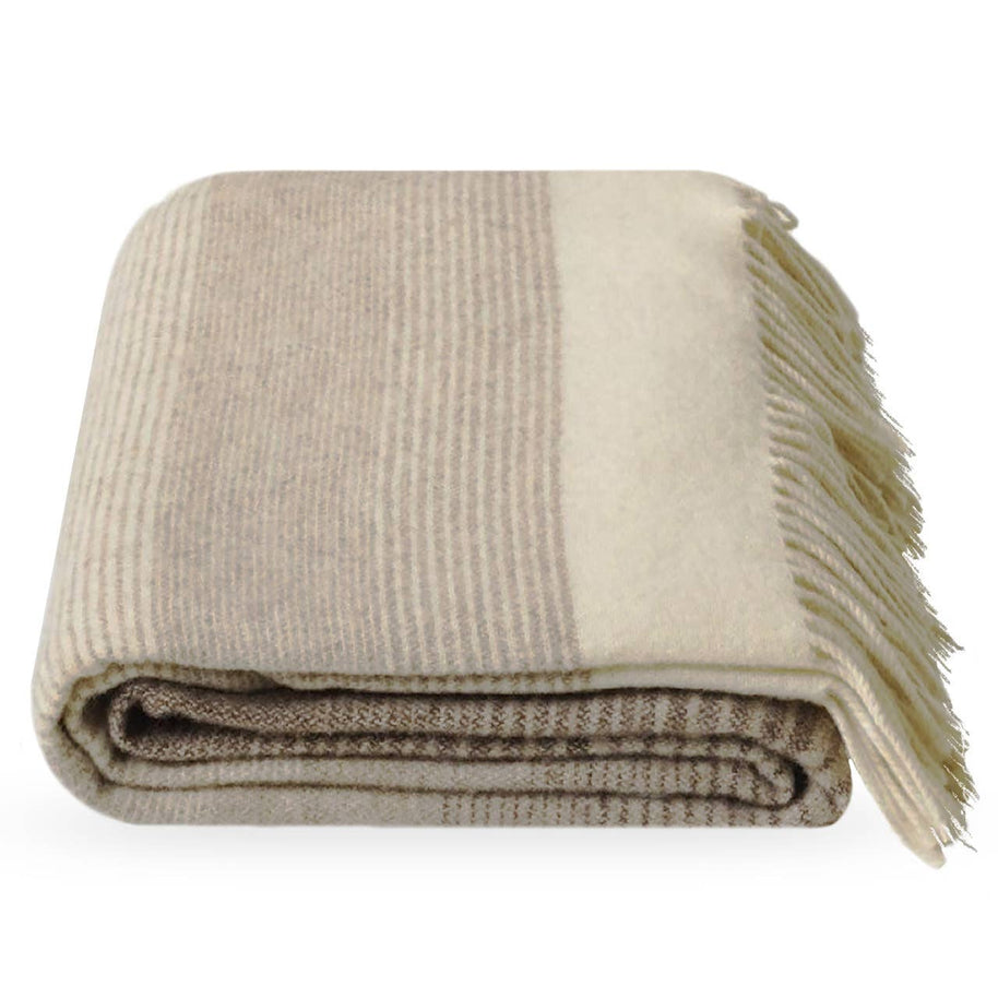 Opgevouwen plaid van 100% Mongoolse wol met zachte, natuurlijke kleurovergangen