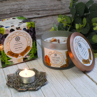 Palo Santo geurkaars met edelstenen van Green Tree in rustgevende setting