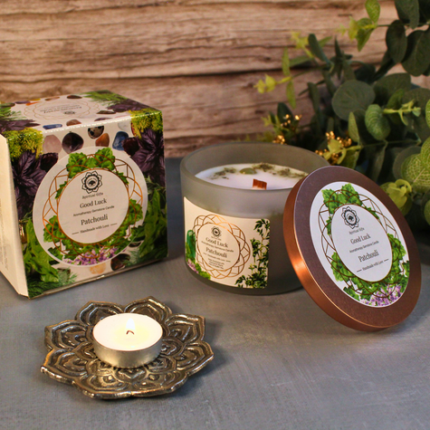 Patchouli geurkaars met edelstenen voor aarding en geluk
